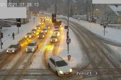 Kolizje na śliskich drogach. Zablokowane ulice, ciężarówki stoją pod wzniesieniami