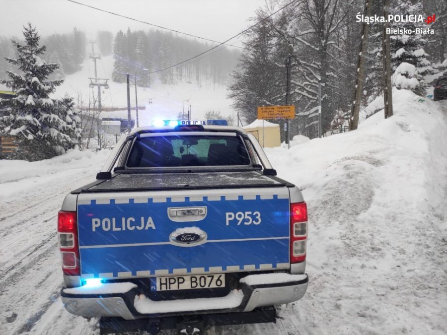 Fatalne warunki na drogach. Policja zaleca, aby odłożyć podróż - foto