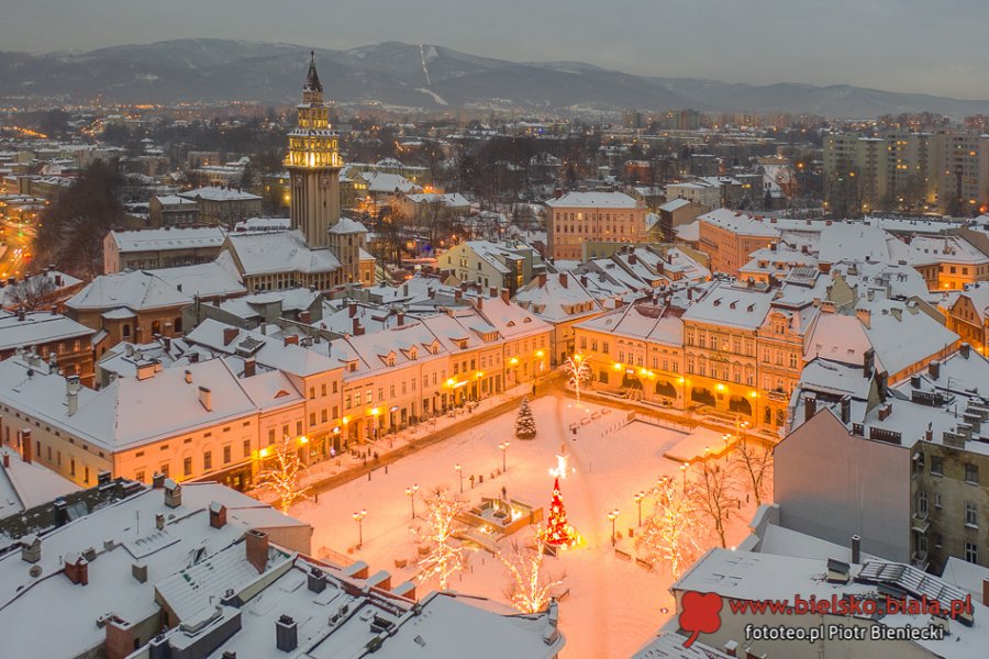 Klimatyczne Bielsko-Biała na biało. Magia, gdy zaświecą uliczne latarnie ZDJĘCIA