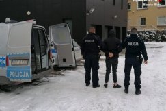 Uciekł bez płacenia. Ciągnął ochroniarza za samochodem przez kilkanaście metrów! - foto