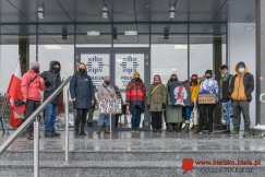 Przesłuchania uczestniczek Strajku Kobiet. Pikieta przed komendą policji - foto