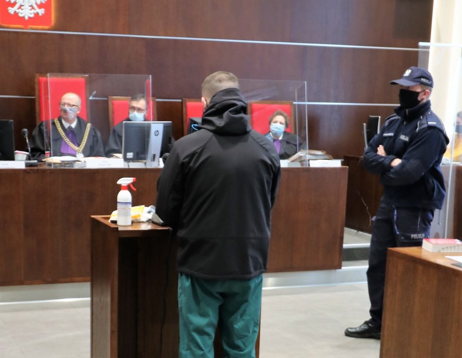 B. strażnik miejski przed sądem. Oskarżony o zabójstwo ze szczególnym okrucieństwem - foto