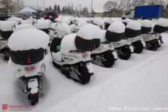 Zapomniał o elektrykach? Skutery blokują miejsca na parkingu - foto