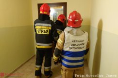 Pożar w wieżowcu. "Ogień wychodzi przez balkon mieszkania" - foto