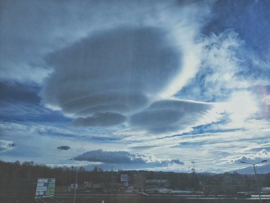 UFO nad Bielskiem-Białą? Zdjęcie Czytelniczki robi furorę - foto