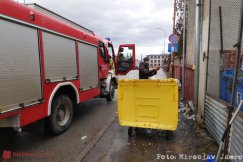 Pożar na cmentarzu w Białej. Ktoś wrzucił do kontenera zapalony znicz - foto