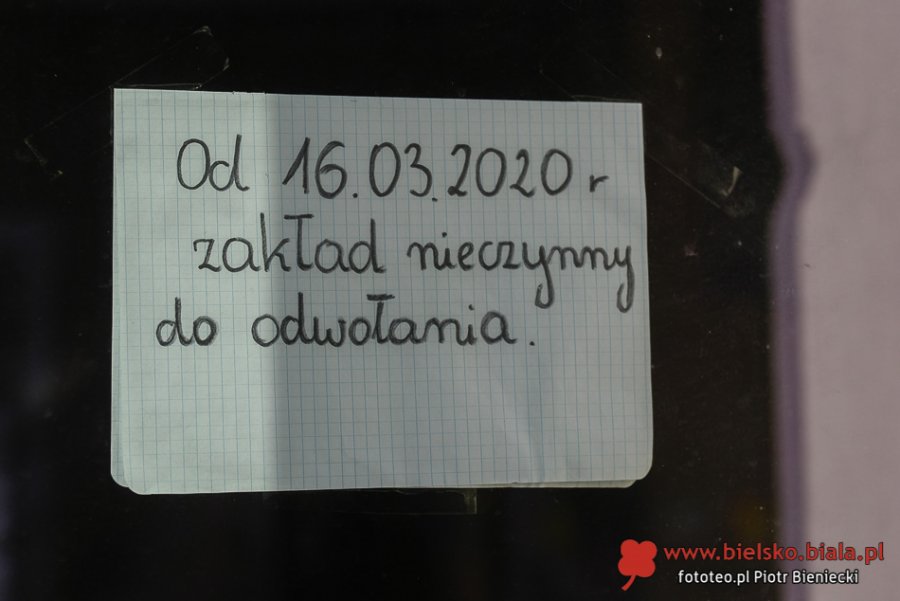 Europa zwiększa obostrzenia, a polska opozycja chce iść pod prąd. Kto ma rację?