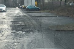 "Postępuje całkowita dewastacja nawierzchni". Kruszywo pryska spod kół - foto