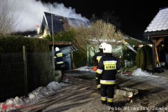 Pożar budynku mieszkalnego. Na dachu panele fotowoltaiczne - foto