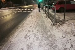 Chodnik widmo przy Żywieckiej. Nikt nie dba o bezpieczeństwo pieszych