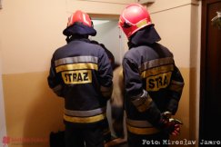 Nocna akcja na osiedlu Grunwaldzkim. Strażacy wyważyli drzwi - foto