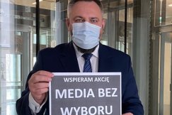Poseł nagle opuścił wizję. Zostawił czarną tablicę z hasłem protestu - foto