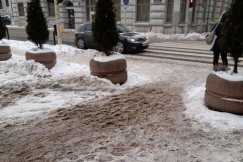 Miasto jak wielka piaskownica. Solna breja zamienia się w słone kałuże ZDJĘCIA