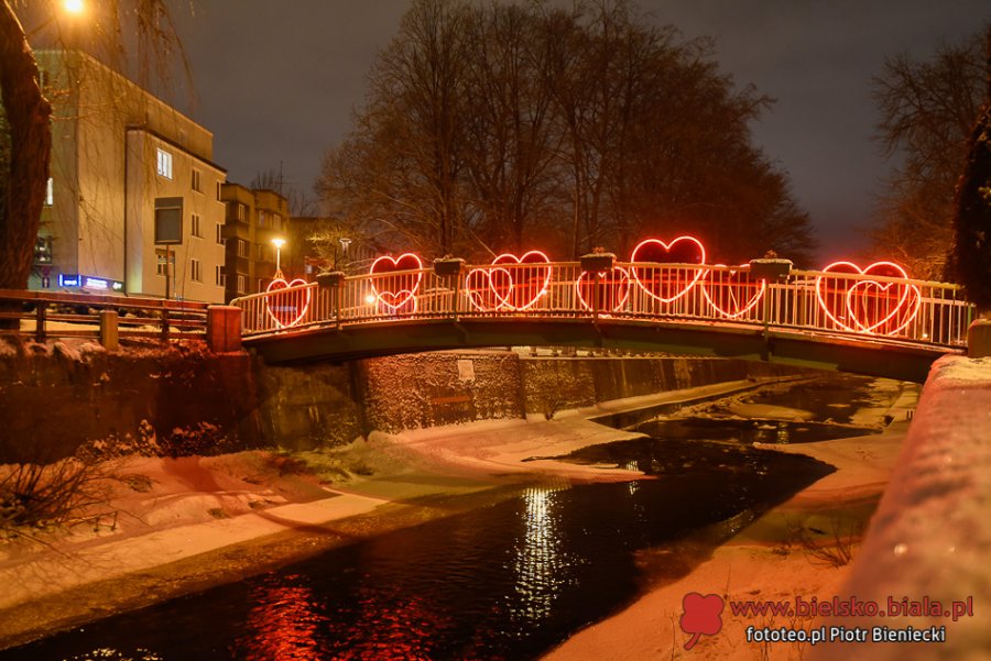 Walentynkowe dekoracje na krzywym mostku. Niezapomniany klimat - foto