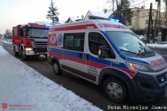 Pijany mężczyzna wszedł na parapet okna! Wysłano drabinę ze skokochronem - foto