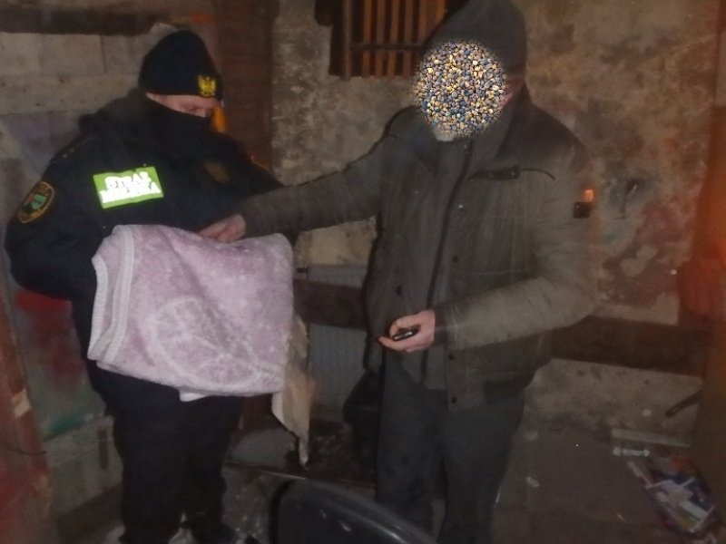Strażnicy oferowali bezdomnym koce i częstowali herbatą ZDJĘCIA