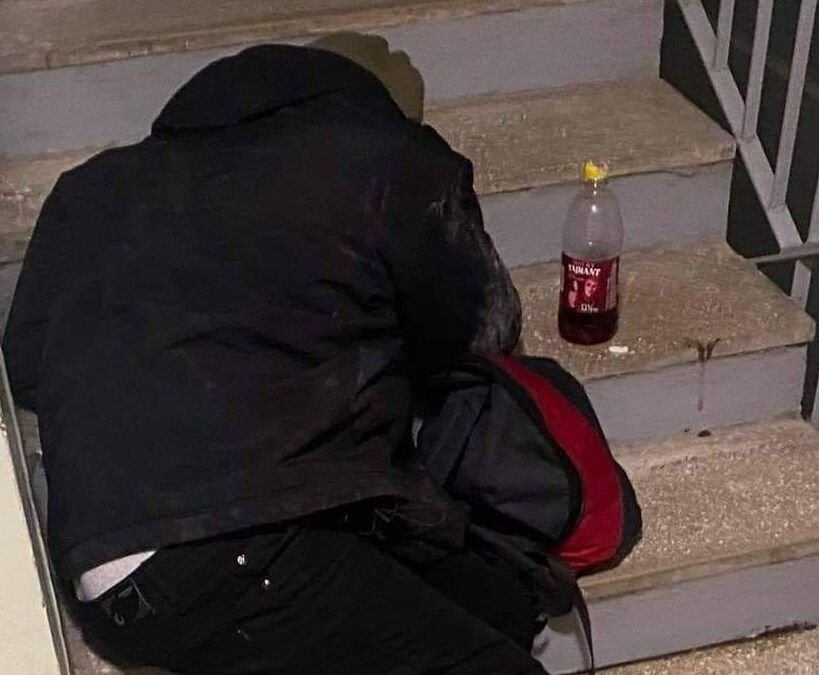 Bezdomni na klatce schodowej na os. Karpackim. "Wracają jak do siebie" - foto