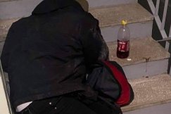 Bezdomni na klatce schodowej na os. Karpackim. "Wracają jak do siebie" - foto