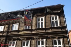 Na chodnik spadł kawałek gzymsu. Nieszczęście było blisko - foto
