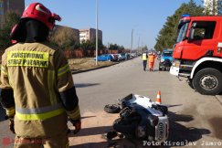 Uderzył motocyklem w zaparkowane auto. Dwa mandaty dla sprawcy - foto