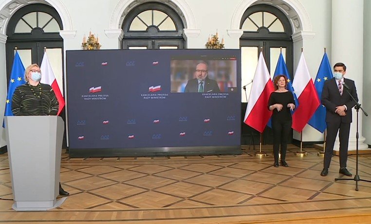 Nowe obostrzenia sanitarne. Wszyscy muszą nosić maseczki, zakazane przyłbice
