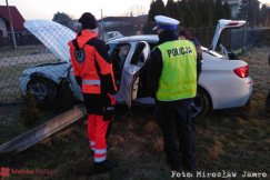 BMW wbiło się w płot. Straty na terenie trzech posesji - foto