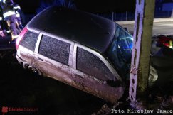 Uderzył autem w betonowy słup. Kierowca zostawił pojazd w rowie - foto