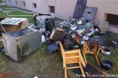 Mieszkanie w ogniu. Ciężki pojazd gaśniczy w akcji - foto