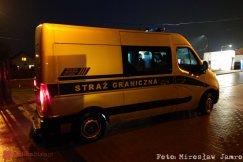 Imigranci w naczepie tira. Kierowca usłyszał stukanie w pakę - foto