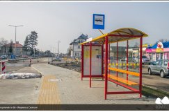 Kończą się prace na dwóch odcinkach ul. Cieszyńskiej. Montują nowe wiaty - foto
