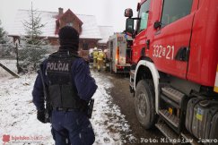 Od kominka zapaliła się boazeria. Pożar sadzy w drewnianym budynku - foto