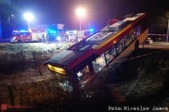 Autobus wypadł z drogi i zawisł na skarpie. Do szpitala odwieziono pasażerkę - film
