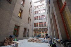 W ratuszu powstaje poczekalnia pod szkłem. Pandemia opóźniła prace - foto
