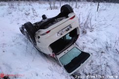 Dachowanie osobówki na DK1. Trudne warunki na drogach - foto