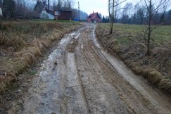 Grzęzawisko zamiast drogi! Kilkadziesiąt osób odciętych od świata