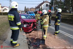 Czołowe zderzenie osobówek. Kierowca zjechał na przeciwległy pas ruchu - foto