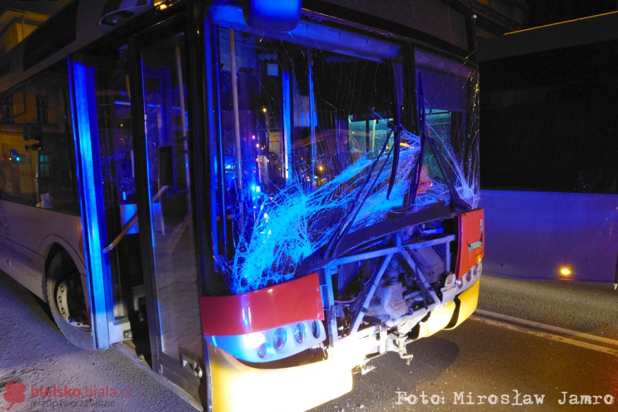 Zderzenie autobusu MZK z osobówką. Autobus wjechał na czerwonym świetle - foto