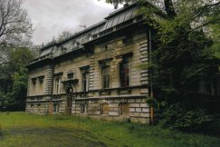„Przygnębiający widok rozbitych szyb”. Melina w zabytkowej willi w Wapienicy?