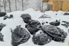 Śmieciowy wstyd w Szczyrku. Dzikie wysypisko po narciarzach - foto