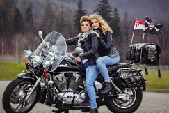 Atrakcyjna nastolatka na motocyklu. W mundurze wygląda rewelacyjnie! ZDJĘCIA