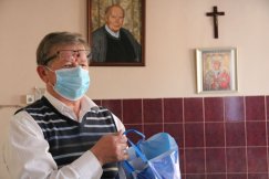 Pomagają, choć im także nie jest łatwo. Świąteczne paczki dla 500 potrzebujących
