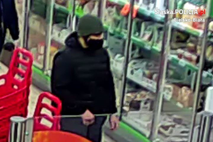 Pobił pałką ochroniarza i klientów sklepu, po czym zbiegł ZDJĘCIA