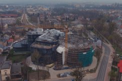Montaż szklanej kopuły nad Cavatina Hall. Obiekt przypomina muszlę! FILM