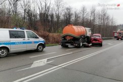 Czołowe zderzenie osobówki z ciężarówką - foto