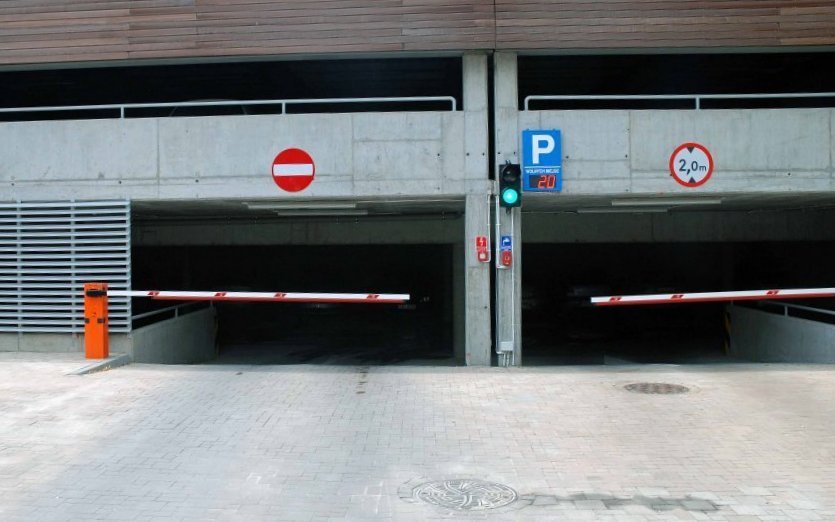 Zacieki na betonie. Fatalny stan elewacji parkingu przy BCK