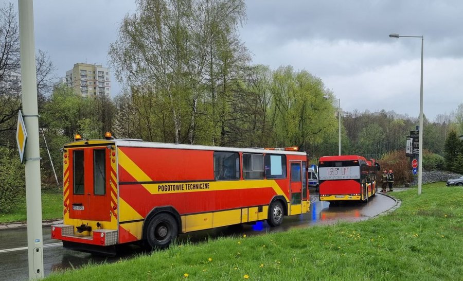 Czołowe zderzenie osobówki z autobusem MZK. Ranna pasażerka - foto