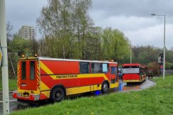 Czołowe zderzenie osobówki z autobusem MZK. Ranna pasażerka - foto