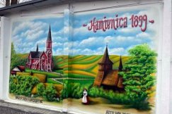 Nocna dewastacja muralu w Kamienicy. Historyczne napisy zamazano szarą farbą - foto