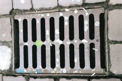 Wszędzie niedopałki i zużyta guma do żucia. Kiedy sprzątanie centrum Bielska-Białej?