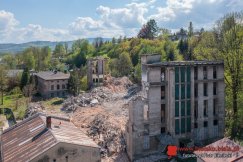 Krajobraz jak po wojnie. Większa część hali leży już w gruzach - foto